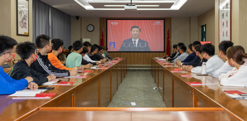 点击《全国高校“双带头人”教师党支部书记工作室油气田化学研究所党支部、石工卓越2207班团支部师生共同收看二十大开幕式 武俊宇摄.png》查看详情